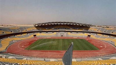 طاقم تحكيم مباراة مصر ونيجيريا يعاين ملعب «برج العرب»