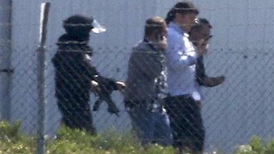 خاطف الطائرة المصرية التقى قريبه المتهم في قضايا إرهاب قبل أيام