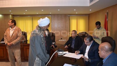 بالفيديو.. محافظ الفيوم يأمر بتوفير مساعدات مالية وأكشاك للمواطنين