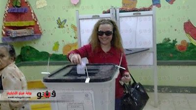 بالصور.. شريف منير وكريم أبو زيد وحنان شوقي في طابور الانتخابات