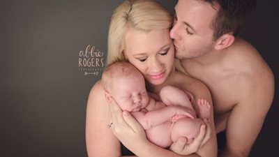 بالصور.. لقطات طريفة لرضيع يلبي نداء الطبيعة في جلسة تصوير مع والديه