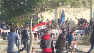 بالصور.. توافد جماهيري مكثف على استاد برج العرب