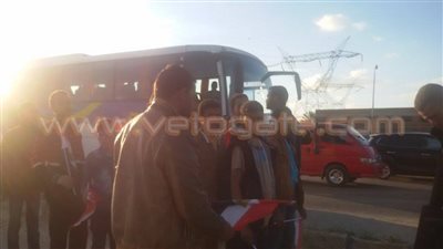 بالصور.. مدرسة كرة بسيوة تسافر لبرج العرب لتشجيع الفراعنة