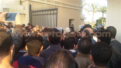 بالصور.. مشادات بين الأمن والجماهير أمام استاد برج العرب