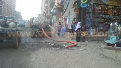 بالصور.. حل مشكلة الصرف بمنطي وأم بيومي في شبرا الخيمة