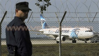 وصول طائرة مصر للطيران إلى قبرص لنقل المصريين المحررين