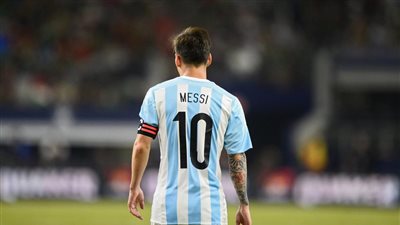 رئيس الأرجنتين يطالب ميسي بقيادة منتخب بلاده في مونديال 2018