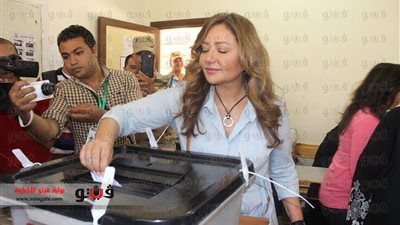 بالصور.. استقبال «ليلى علوي» بالزغاريد في لجنة «السباعي» بمصر الجديدة