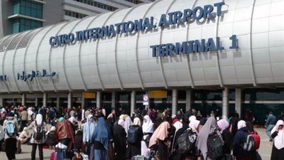 فرق من العلاقات العامة والجوازات لإنهاء إجراءات وصول «المحررين»