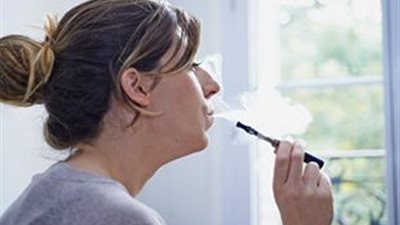 بالصور.. خبراء: السجائر الإلكترونية تسبب السرطان وأمراض القلب