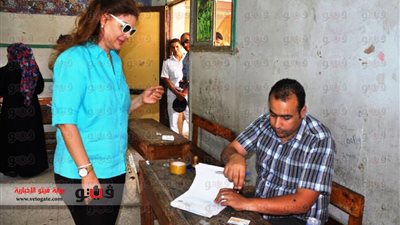 بالصور.. صفاء أبو السعود تدلي بصوتها في الجيزة