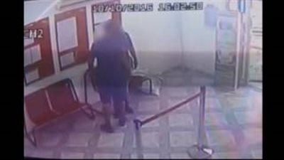 بالفيديو.. مشاجرة عنيفة بين شخصين في مكتب بريد بفلسطين