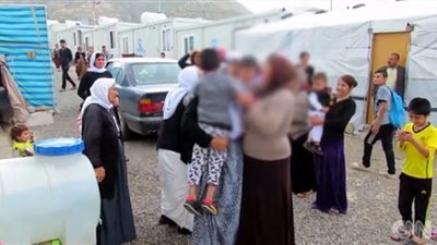 بالفيديو.. عراقي ينفق مدخراته لتحرير فتيات يستعبدهن «داعش» جنسيًا