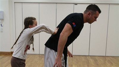 شاهد.. 3 طرق لدفاع طفلك عن نفسه أولهم التخلى عن كلمة «ساعدونى»