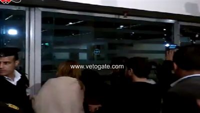 بالفيديو..الأهالي يستقبلون ذويهم «المحررين» بالدموع بمطار القاهرة