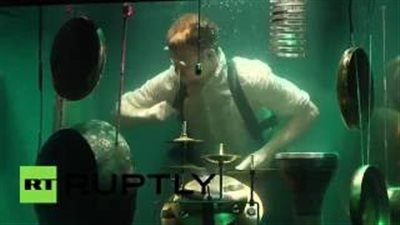 بالفيديو.. أول فرقة موسيقية تعزف تحت الماء