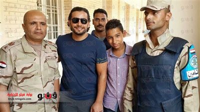 بالصور.. هانى سلامة يدلى بصوته بمدرسة الطبرى بمصر الجديدة