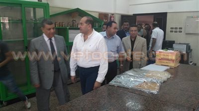 بالصور.. محافظ سوهاج يشيد بنظافة وحدة المخبوزات في كلية الزراعة