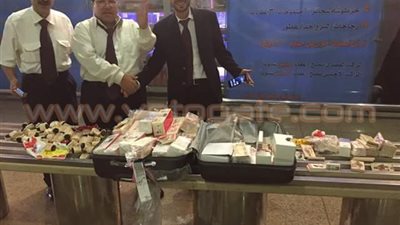 بالصور.. ضبط راكب حاول تهريب 700 عبوة مستحضرات تجميل بمطار القاهرة