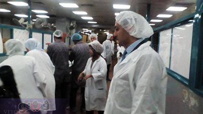 بالصور.. أعضاء الرقابة الإدارية بملابس وقائية للتفتيش على المحاليل