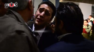 بالفيديو.. «بكاء» قائد الطائرة المختطفة لحظة وصوله مطار القاهرة