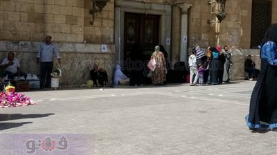 بالصور.. انتشار الباعة الجائلين والمتسولين بمحيط مسجد الحسين