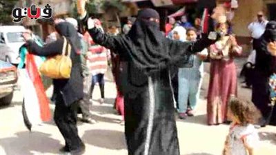 بالفيديو.. عضو بـ«النور» يرقص مع سيدة على أنغام «بشرة خير» بكرداسة