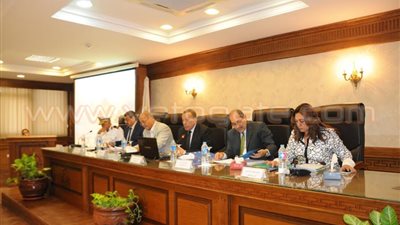 محافظ الجيزة لـ«رؤساء الأحياء»: طبقوا القانون بدون تجاوزات