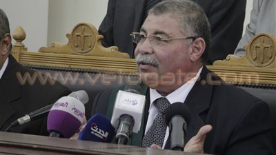 ضابط شرطة يدلى بشهادته في «اغتيال النائب العام» من خلف ساتر خشبى