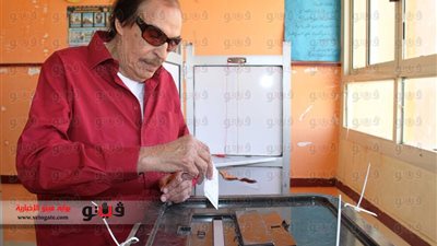 بالصور.. عزت العلايلي يدلي بصوته في