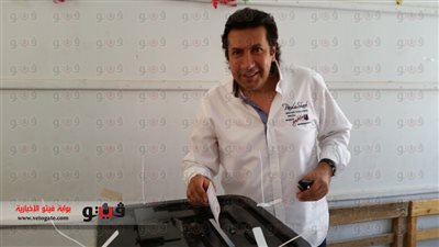 بالصور.. هانى رمزى يصوت للسيسي في التجمع الخامس