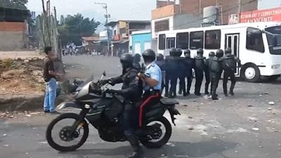 بالفيديو.. لحظة دهس ضابطي شرطة خلال احتجاجات فنزويلا