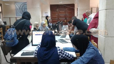 بالصور.. إقبال كثيف على معمل «تنسيق حاسبات القاهرة»