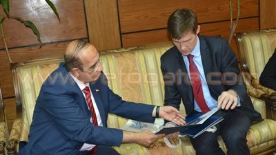 منح دراسية وتدريب لغة إنجليزية لجامعة أسيوط بعد لقاء سفير بريطانيا