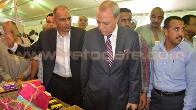 بالصور.. محافظ قنا يفتتح معرض «أهلا رمضان» للسلع الغذائية