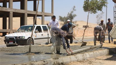 بالصور.. رصف وتجميل الطرق في محيط مقبرة أحمد زويل بـ6 أكتوبر