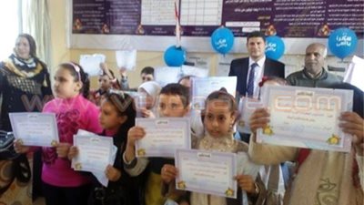بالصور.. تكريم 5 أمهات مثاليات و60 طالبًا بإحدى مدارس المنوفية