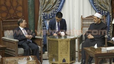 السفير الصيني يهنئ شيخ الأزهر بحلول شهر رمضان