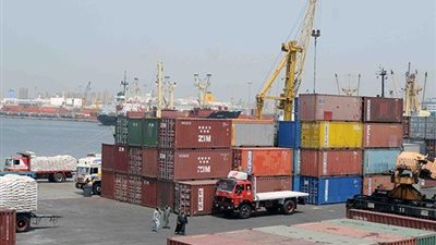 ميناء الإسكندرية يستقبل 318 ألف طن قمح وذرة ومواد بترولية