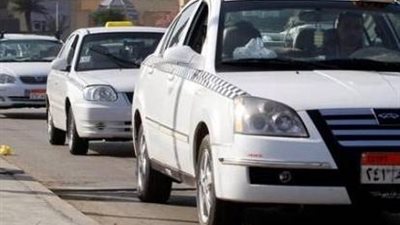 سائقو التاكسى بالإسكندرية يعلقون إضرابهم أسبوعا لحل الأزمة