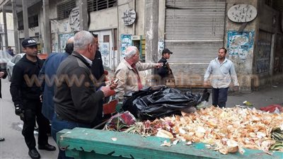 تحرير محاضر لـ3 متهمين بفرز القمامة في الطريق العام ببورسعيد