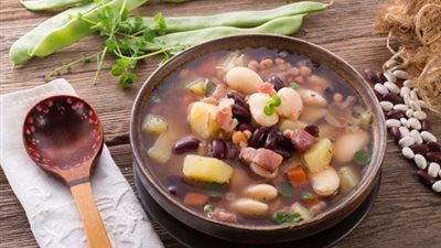 طريقة إعداد مكرونة بـ«مكعبات الديك الرومي والفاصوليا»