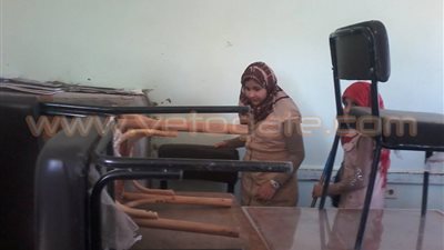 بالصور.. تكريم طلاب مدرسة بالفيوم بعد إجبارهم على تنظيفها