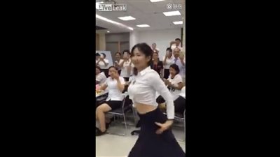 بالفيديو.. وصلة رقص لطالبة صينية في الفصل أمام زملائها ومعلميها