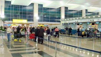 احتجاز خوذ وأقنعة مع صحفيين أجانب بمطار القاهرة