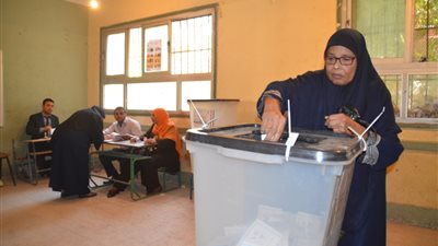 قاضي بلجنة بالقليوبية يغلق باب التصويت رغم وجود مواطنين بها