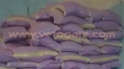 بالصور.. ضبط كميات أرز ومستحضرات تجميل مجهولة المصدر بأسوان