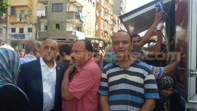 بالصور.. زحام شديد على منافذ بيع السكر والأرز بمينا البصل