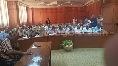 بالصور.. محافظ بورسعيد للتجار: «اللي مش هيحس بالفقير مالوش مكان بينا»