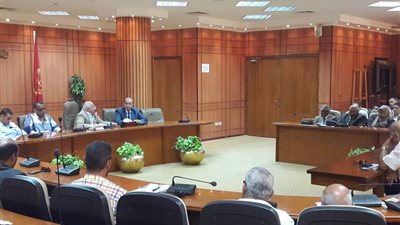 بالصور.. محافظ بورسعيد يناقش قضايا التعليم مع الطلاب